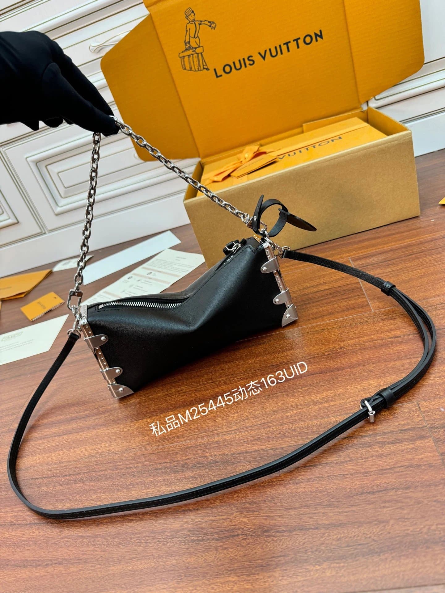 LV Louis Vuitton Slim Trunk Detachable Adjustable Shoulder Belt Zipper Calfskin Shoulder Crossbody Bag Women's Black M25445