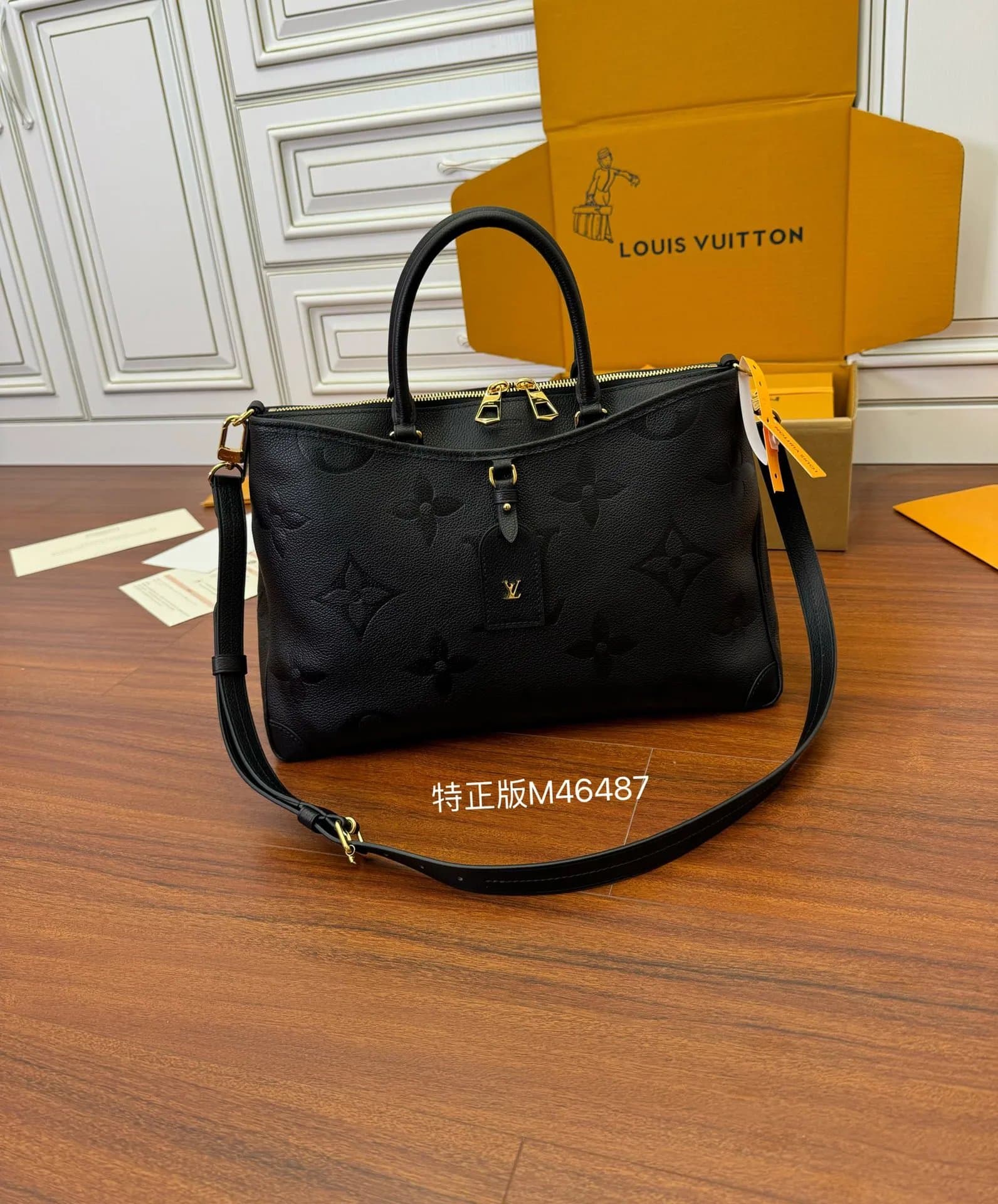 LV Louis Vuitton Embossed Pattern Detachable Adjustable Shoulder Strap Cow Leather Shoulder Crossbody Handbag Medium Women's M46487