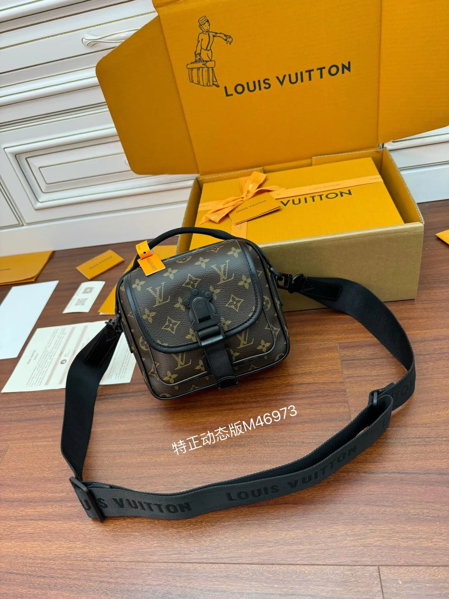 LV Louis Vuitton Detachable Adjustable Shoulder Strap Canvas Leather Trim Messenger Bag Single Shoulder Crossbody Men's Women's M46973