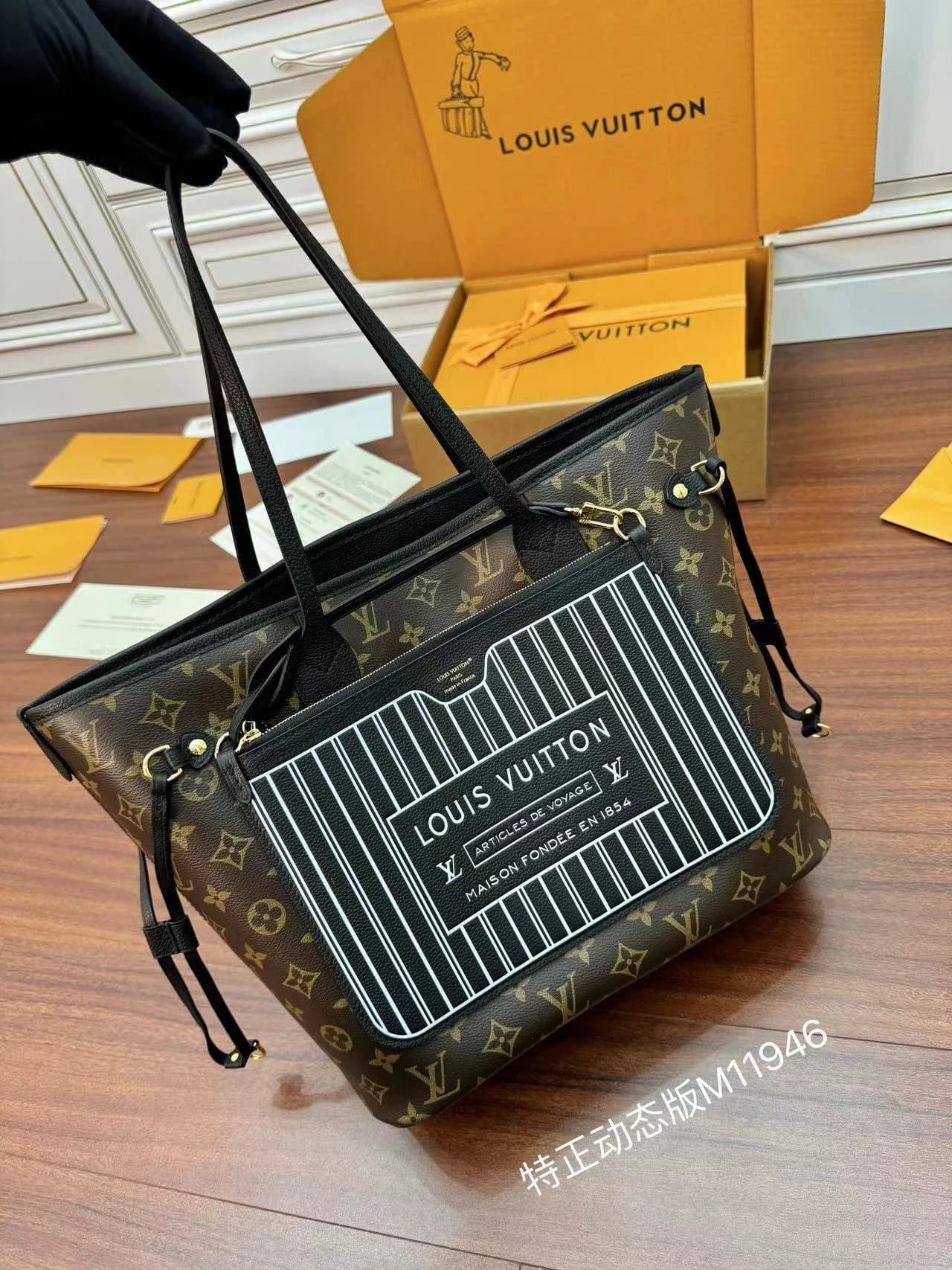 LV Louis Vuitton Letter Logo Open Dual-Use Monogram Coated Canvas Double-Face Neverfull Shoulder Handbag M11946