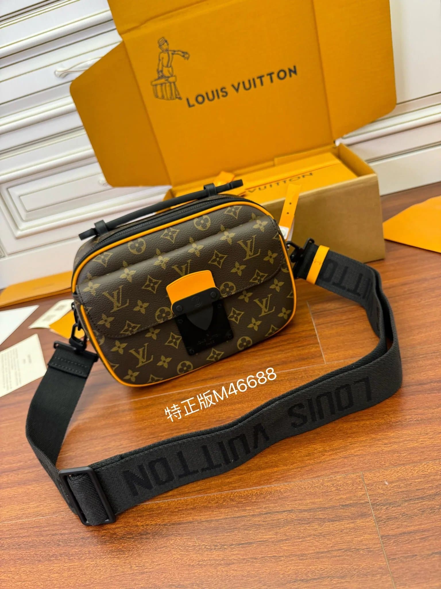 LV Louis Vuitton Detachable Adjustable Shoulder Strap Magnetic Closure Coated Canvas Messenger Bag Shoulder Crossbody Men's M46688