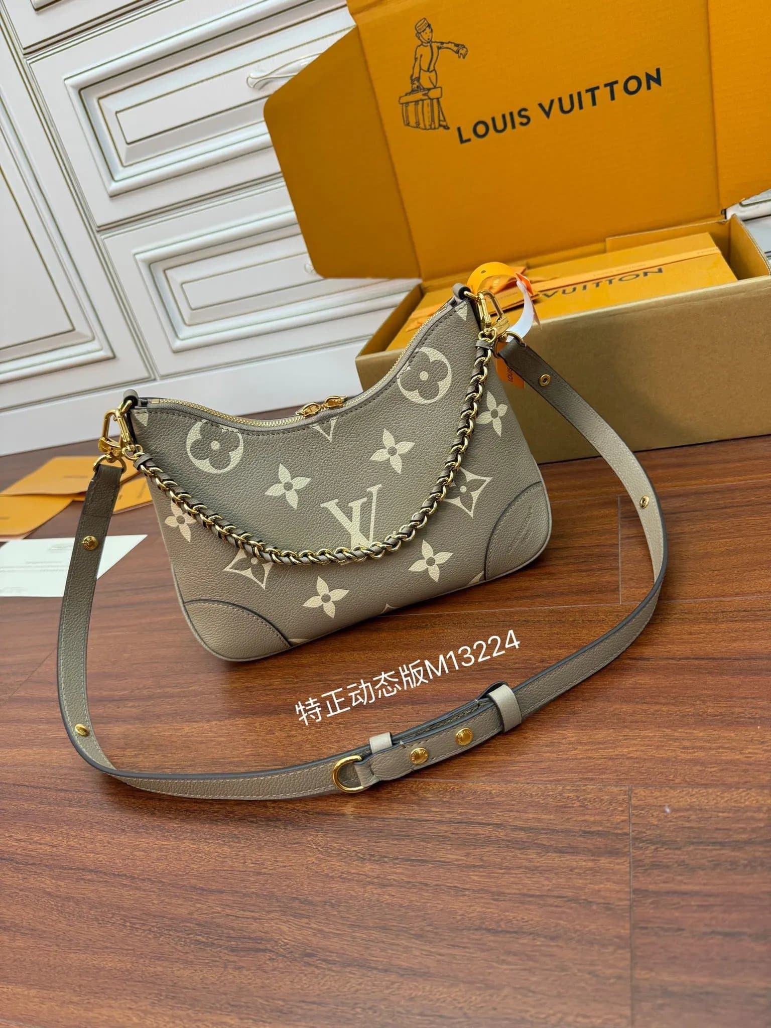 LV Louis Vuitton Detachable Adjustable Shoulder Strap Zipper Croissant Embossed Grain Cow Leather Shoulder Crossbody Bag Women's M13224