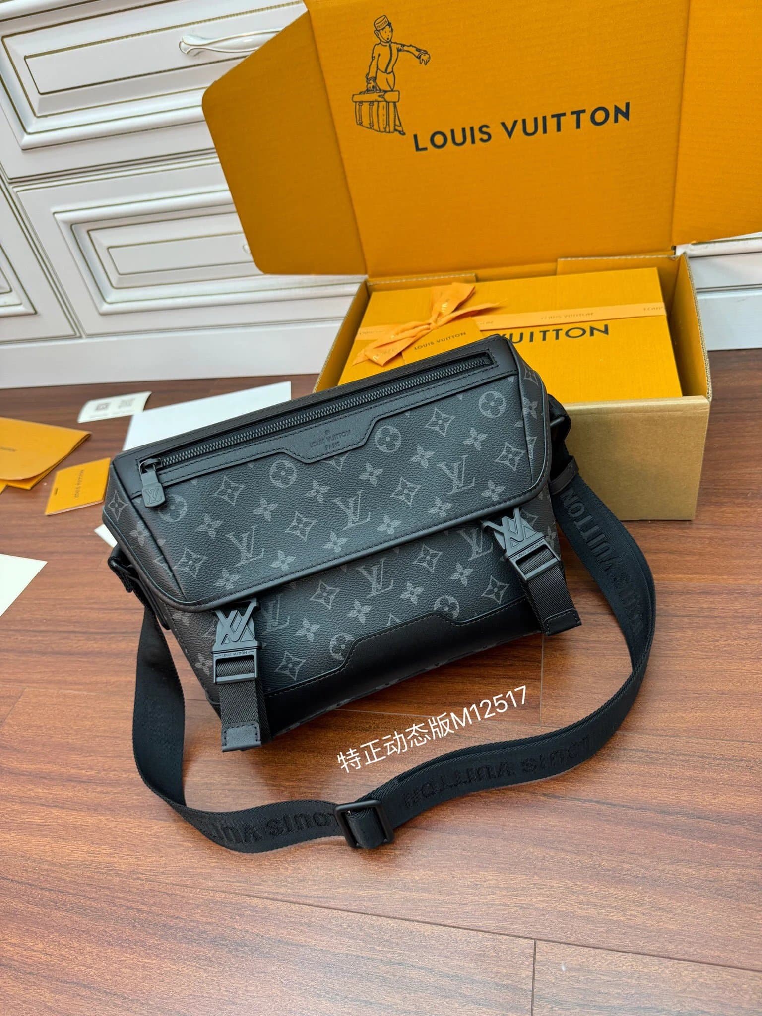 LV Louis Vuitton Adjustable Shoulder Strap Letter Logo Leather Trim Messenger Bag Single Shoulder Crossbody Men's M12517