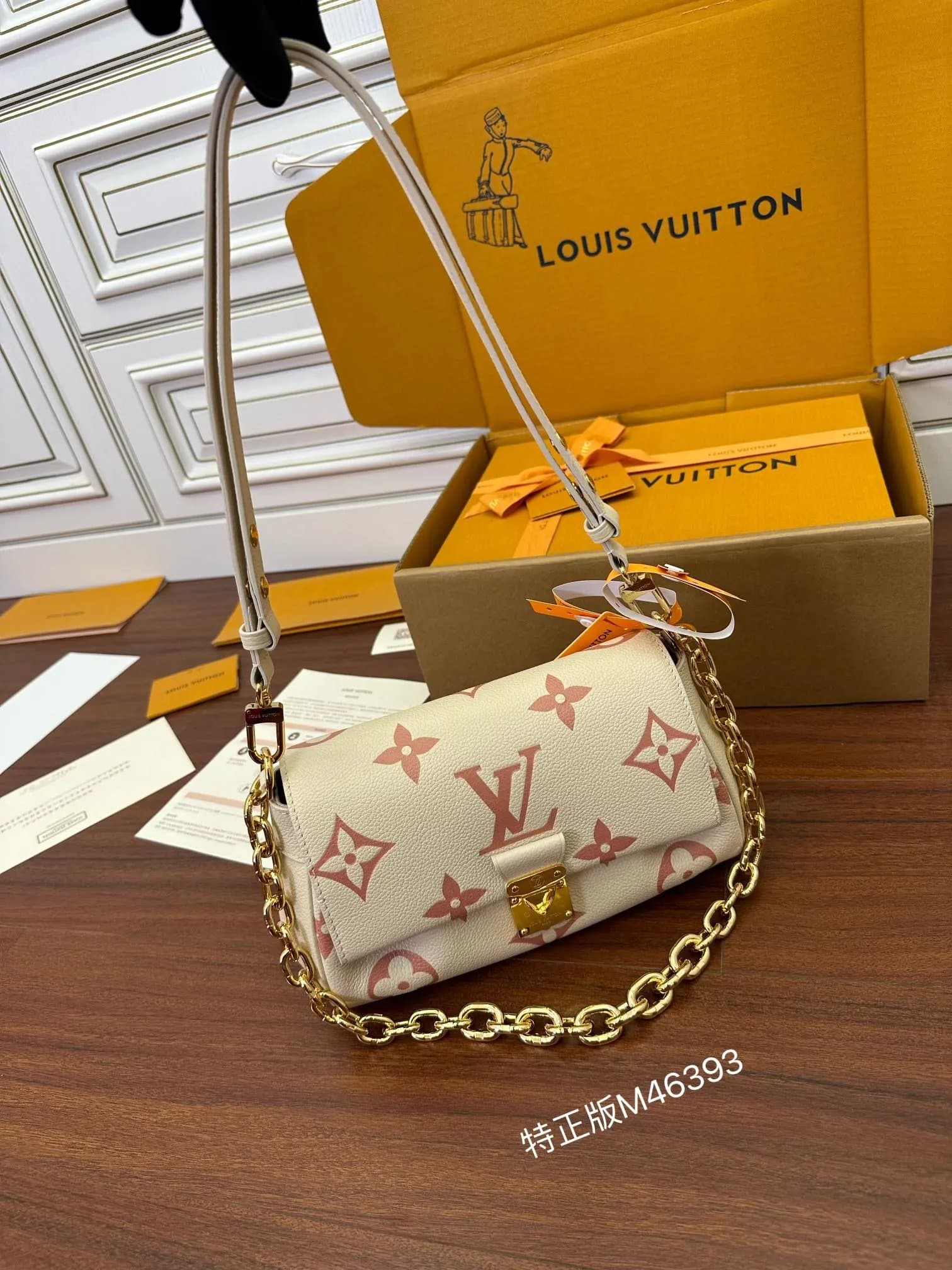 LV Louis Vuitton Favorite Detachable Adjustable Shoulder Strap Two-color Embossed Cow Leather Dumpling Crossbody Bag Women's M46393