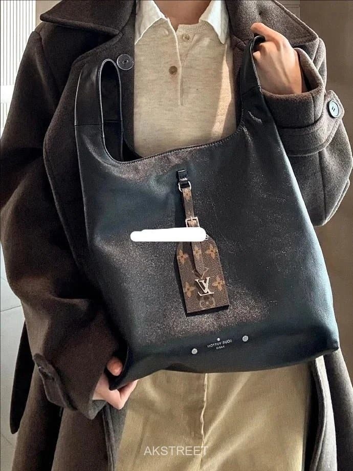 Louis Vuitton Black Leather Shoulder Bag