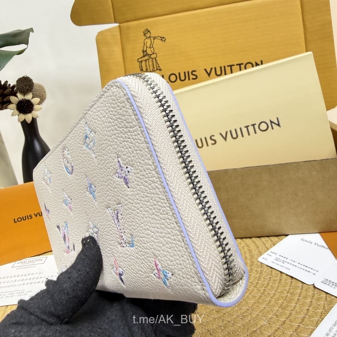 Louis Vuitton White Grained Leather Zippy Wallet
