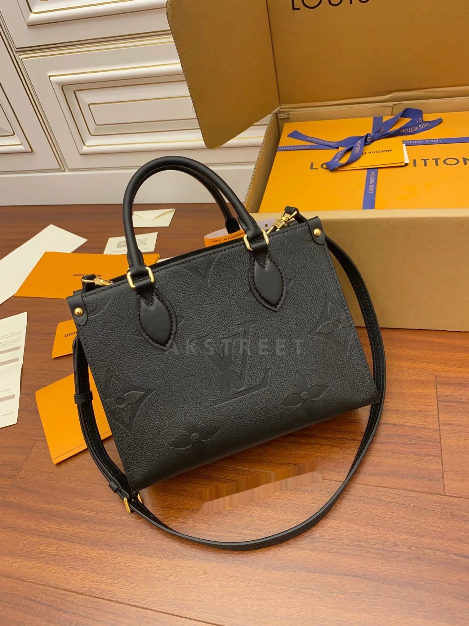 LV Louis Vuitton Monogram Embossed Versatile Commuter…