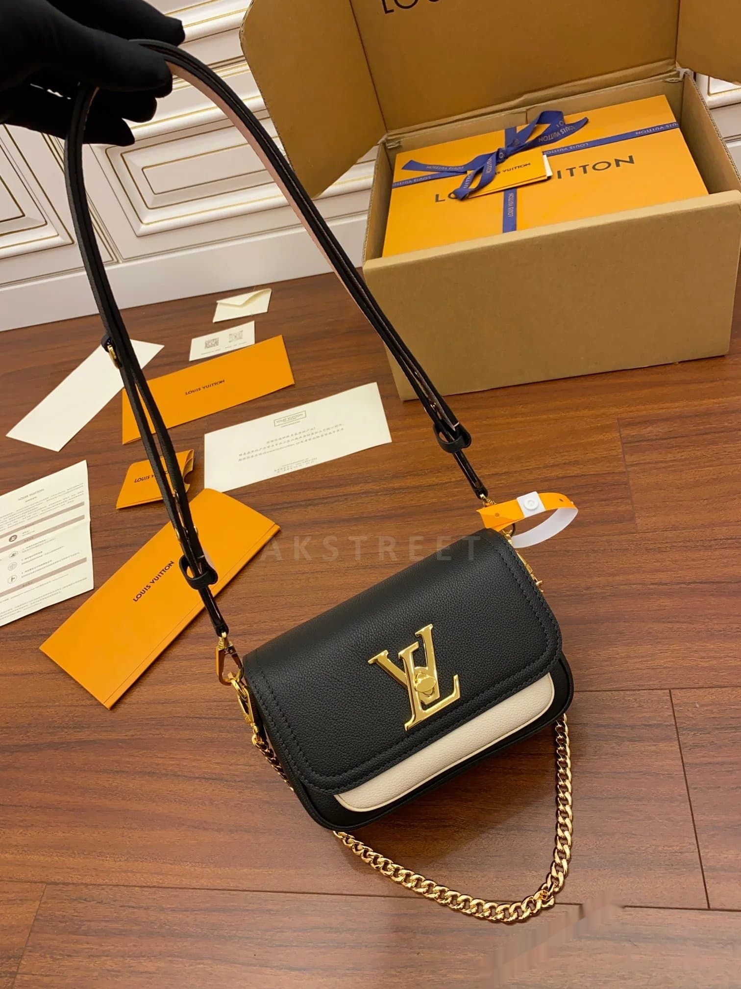 LV Louis Vuitton Lockme Tender Soft Grain Chain Calfskin Hand Crossbody Shoulder Bag Women's Black M58557