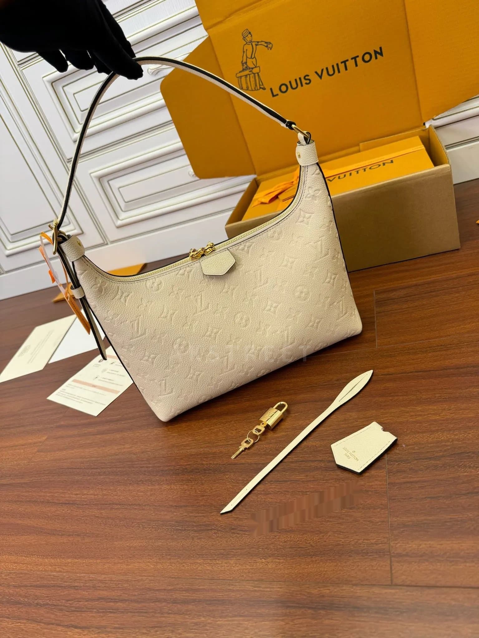 LV Louis Vuitton Adjustable Shoulder Strap Zipper Opening Embossed Soft Grain Cowhide Handbag Women's M46609