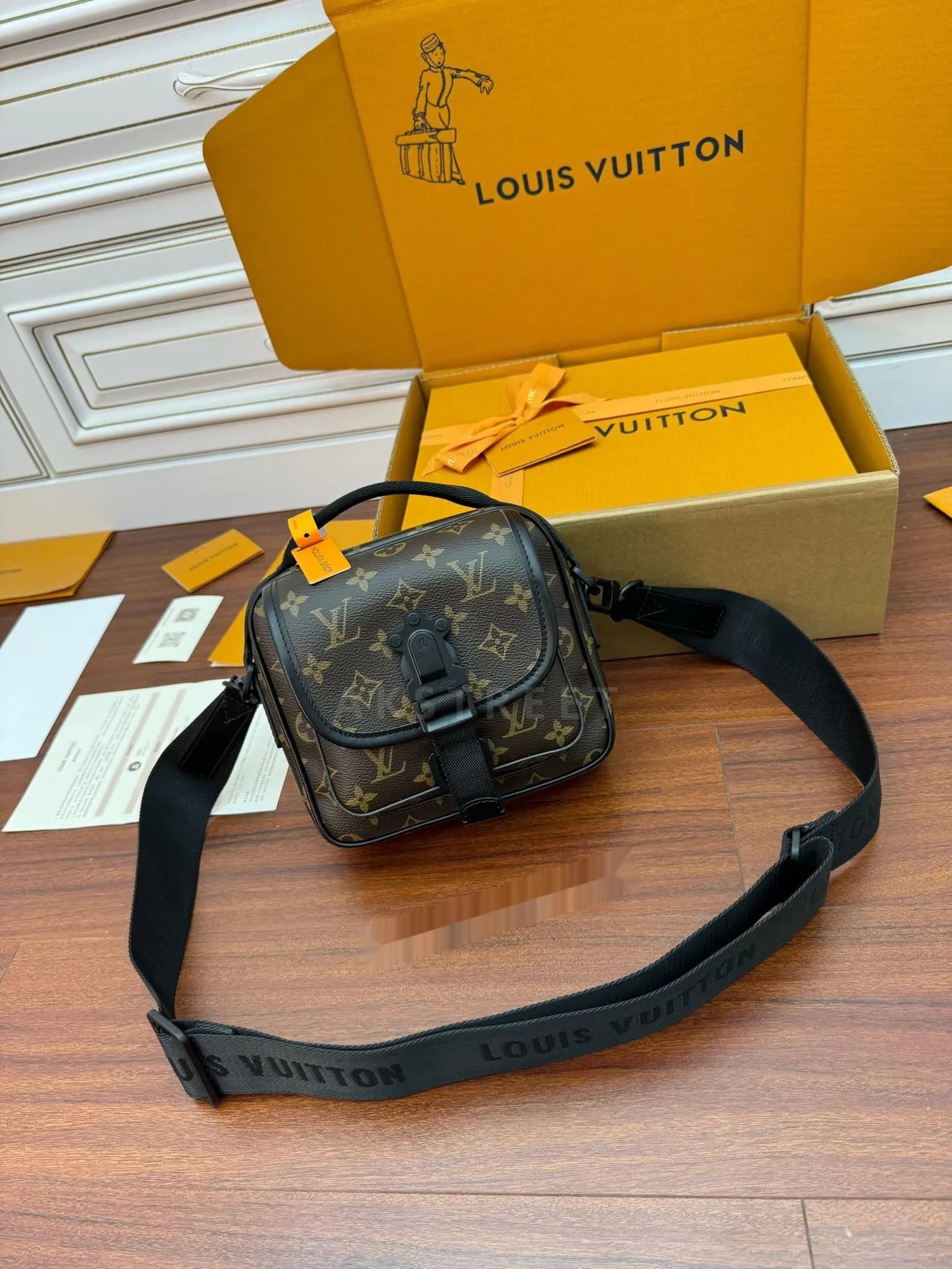 LV Louis Vuitton Detachable Adjustable Shoulder Strap Canvas Leather Trim Messenger Bag Single Shoulder Crossbody Men's Women's M46973