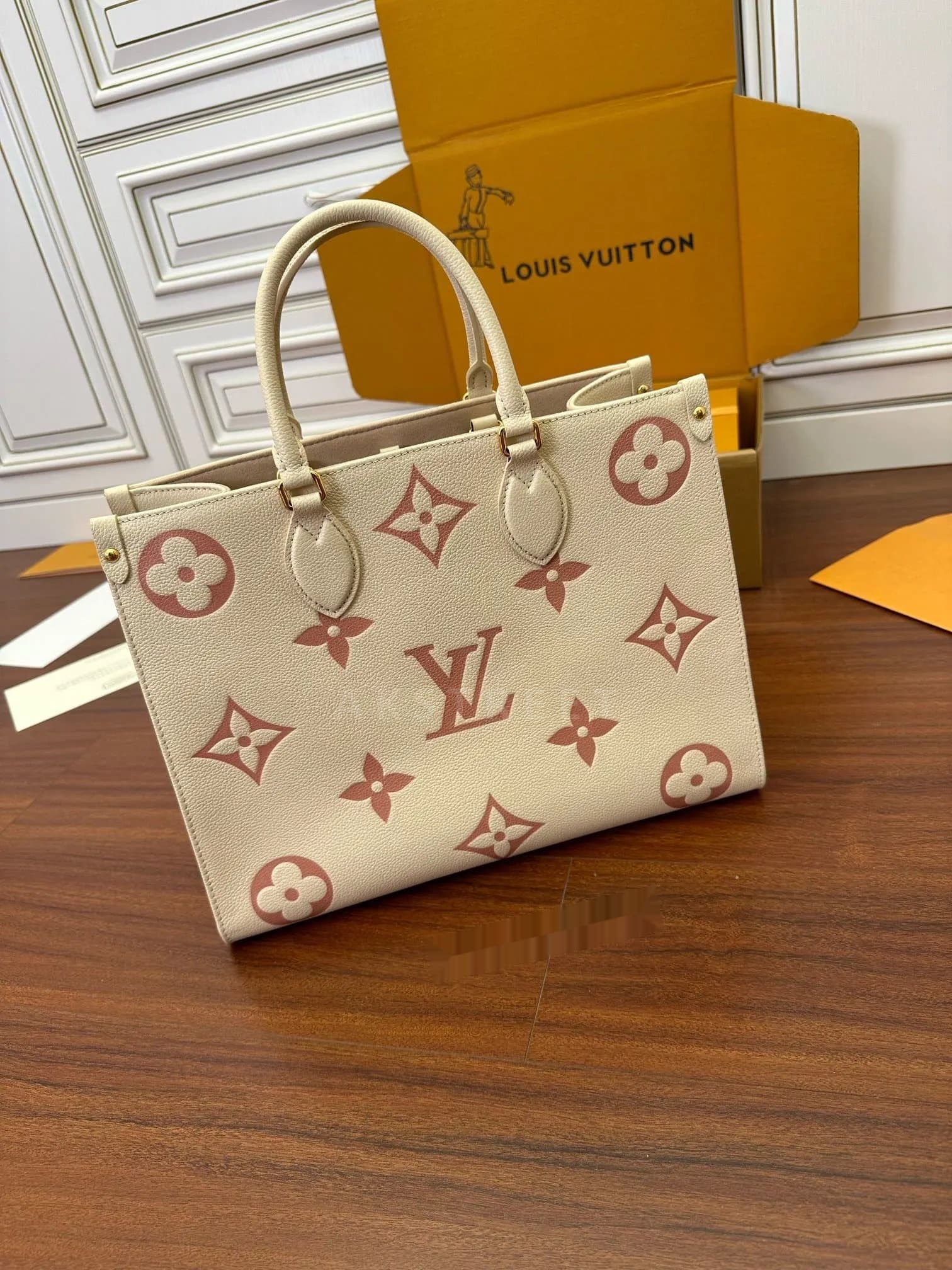 LV Louis Vuitton ONTHEGO Two-color Monogram Jungle Bag Embossed Cow Leather Tote Bag Shopping Bag Handbag Women's M21575