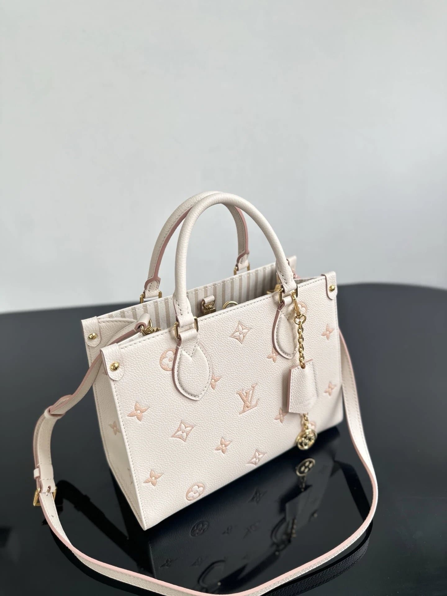 LV Louis Vuitton Detachable Metal Chain Embossed Grain Cow…