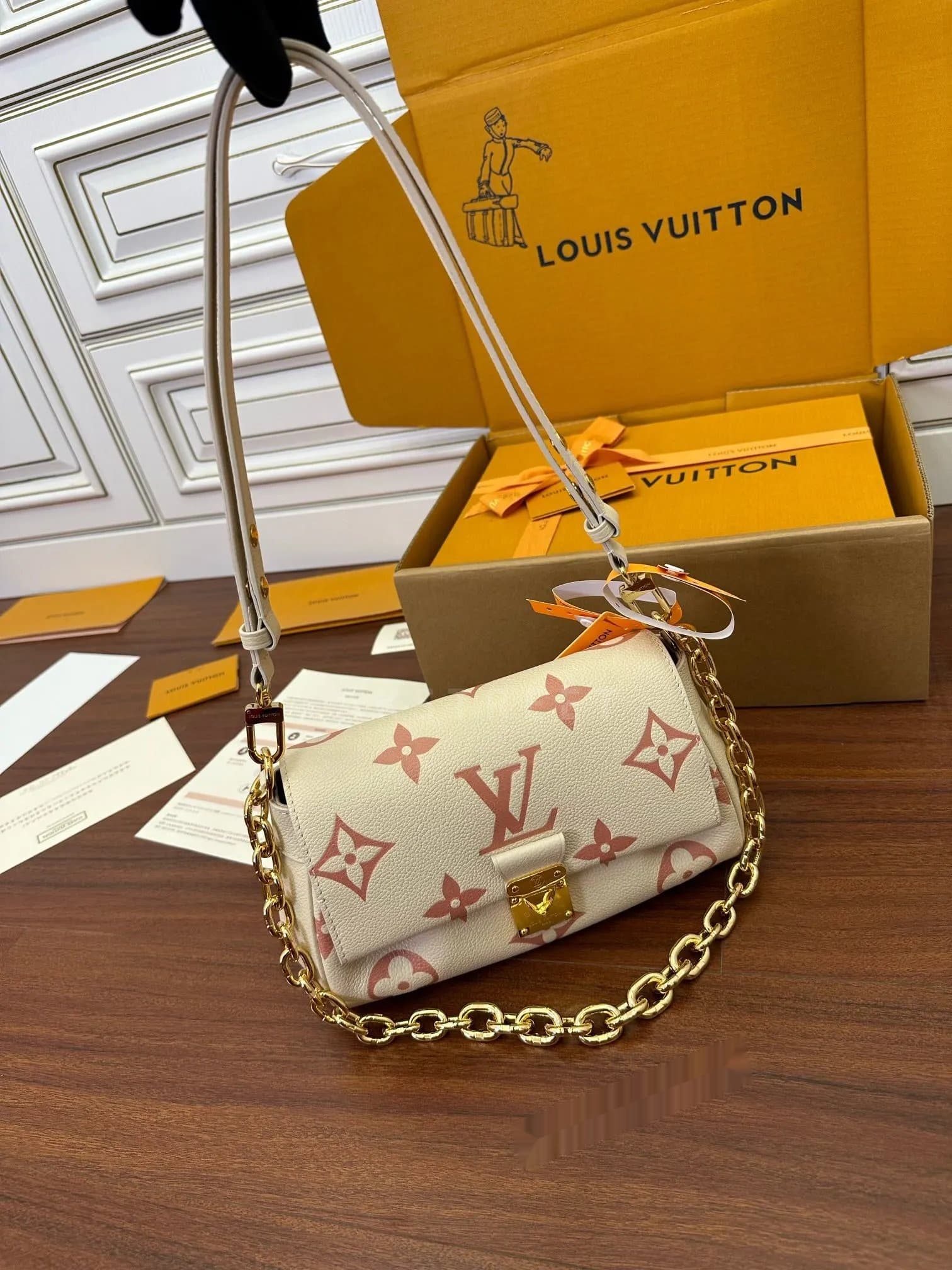 LV Louis Vuitton Favorite Detachable Adjustable Shoulder Strap Two-color Embossed Cow Leather Dumpling Crossbody Bag Women's M46393