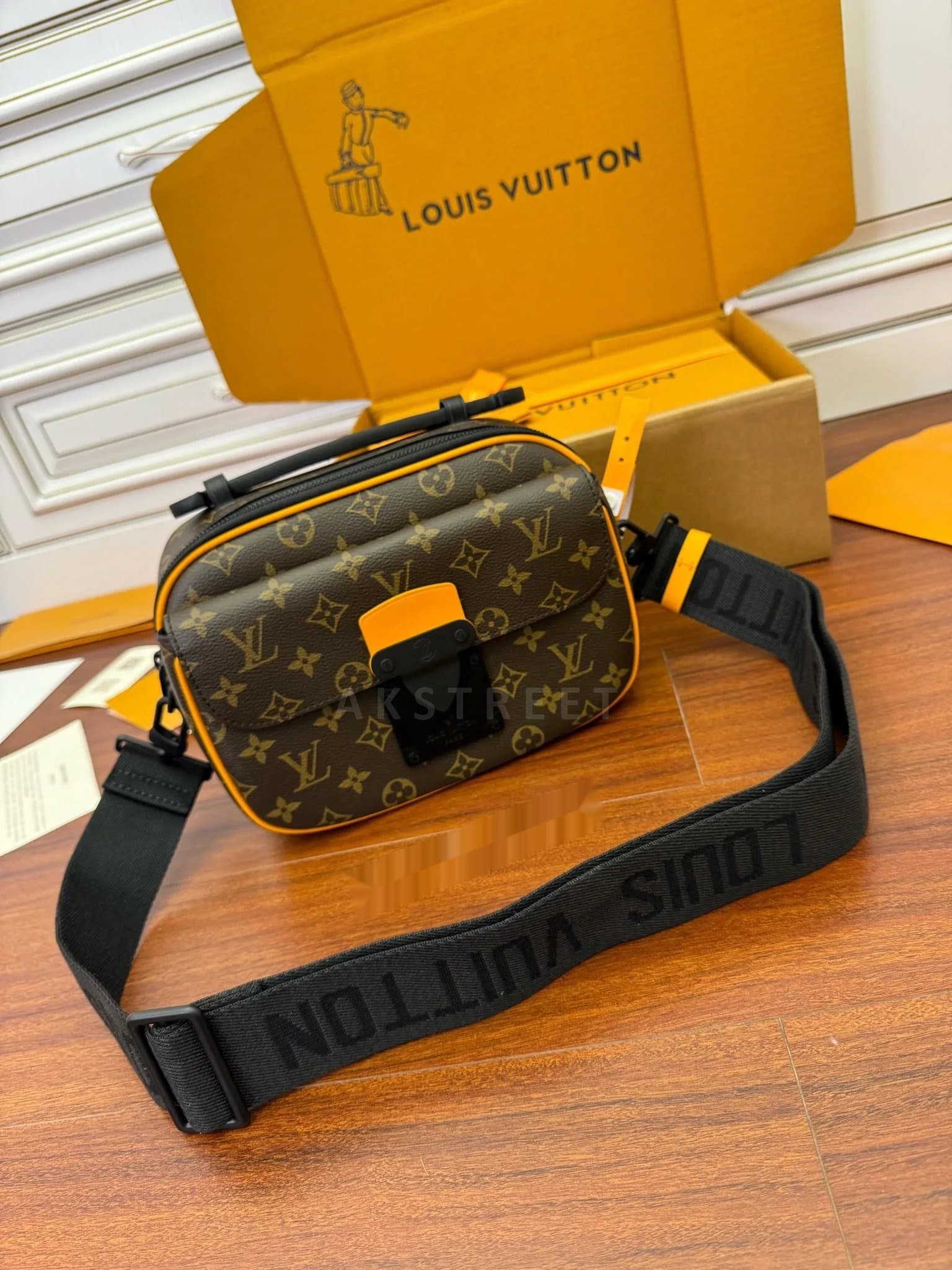 LV Louis Vuitton Detachable Adjustable Shoulder Strap Magnetic Closure Coated Canvas Messenger Bag Shoulder Crossbody Men's M46688