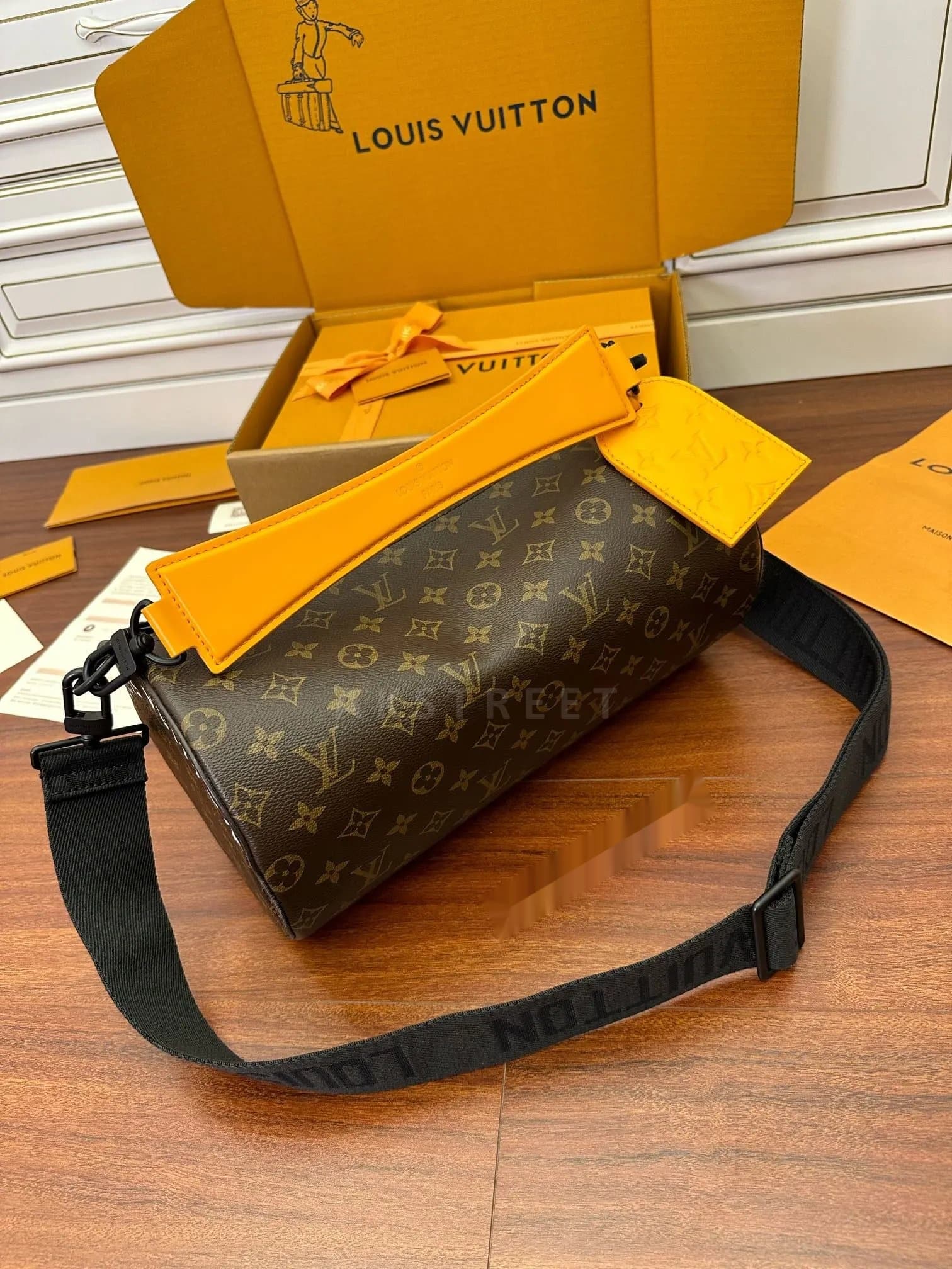 LV Louis Vuitton Orange Monogram Series Detachable Adjustable Shoulder Strap Zipper Coated Canvas Handbag Men's Brown M46691