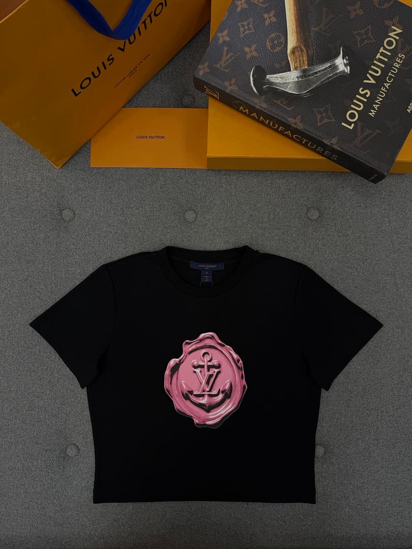 Black Crew Neck Pink Wax Seal T-Shirt