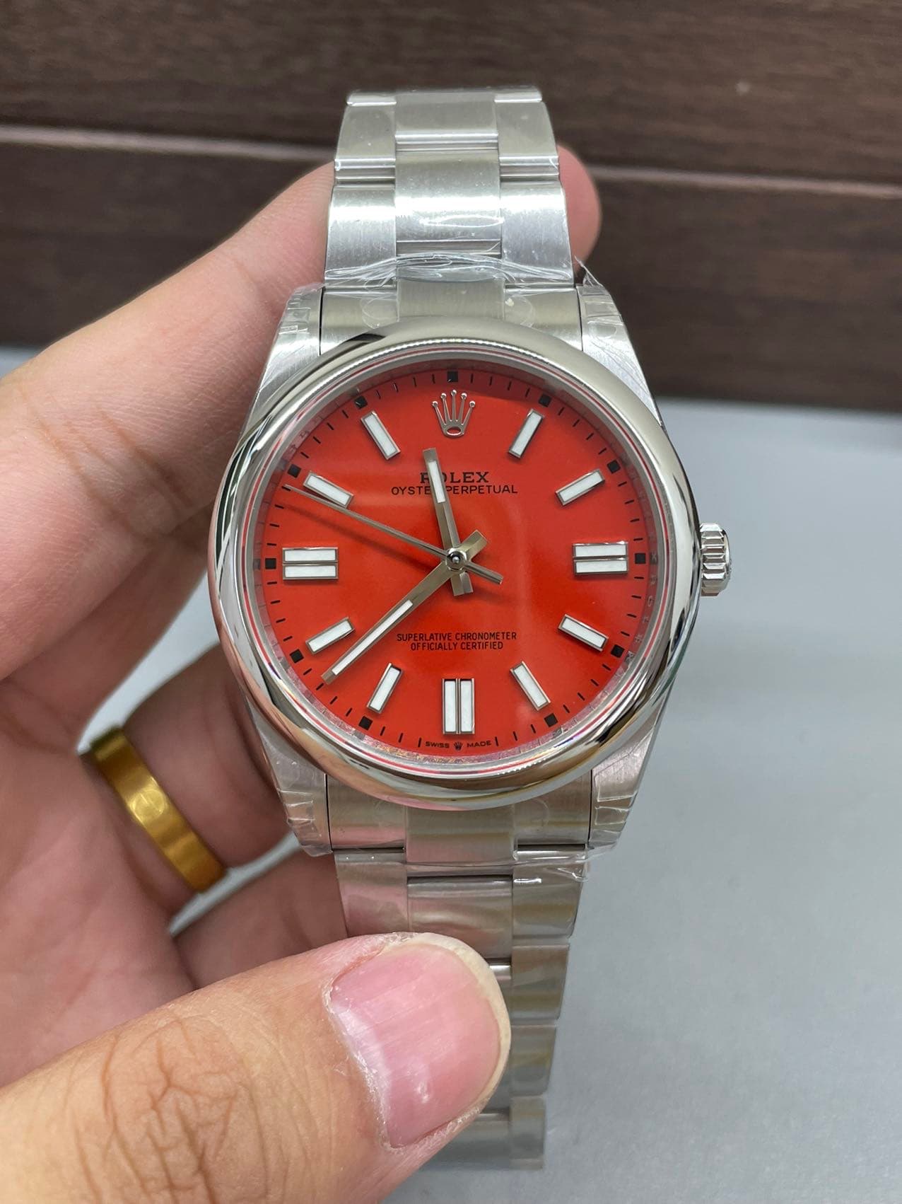 Rolex Oyster Perpetual 41mm Coral Red Dial Smooth Bezel Oyster Bracelet (124300) 1:1 Super Clone – DD3230 Movement